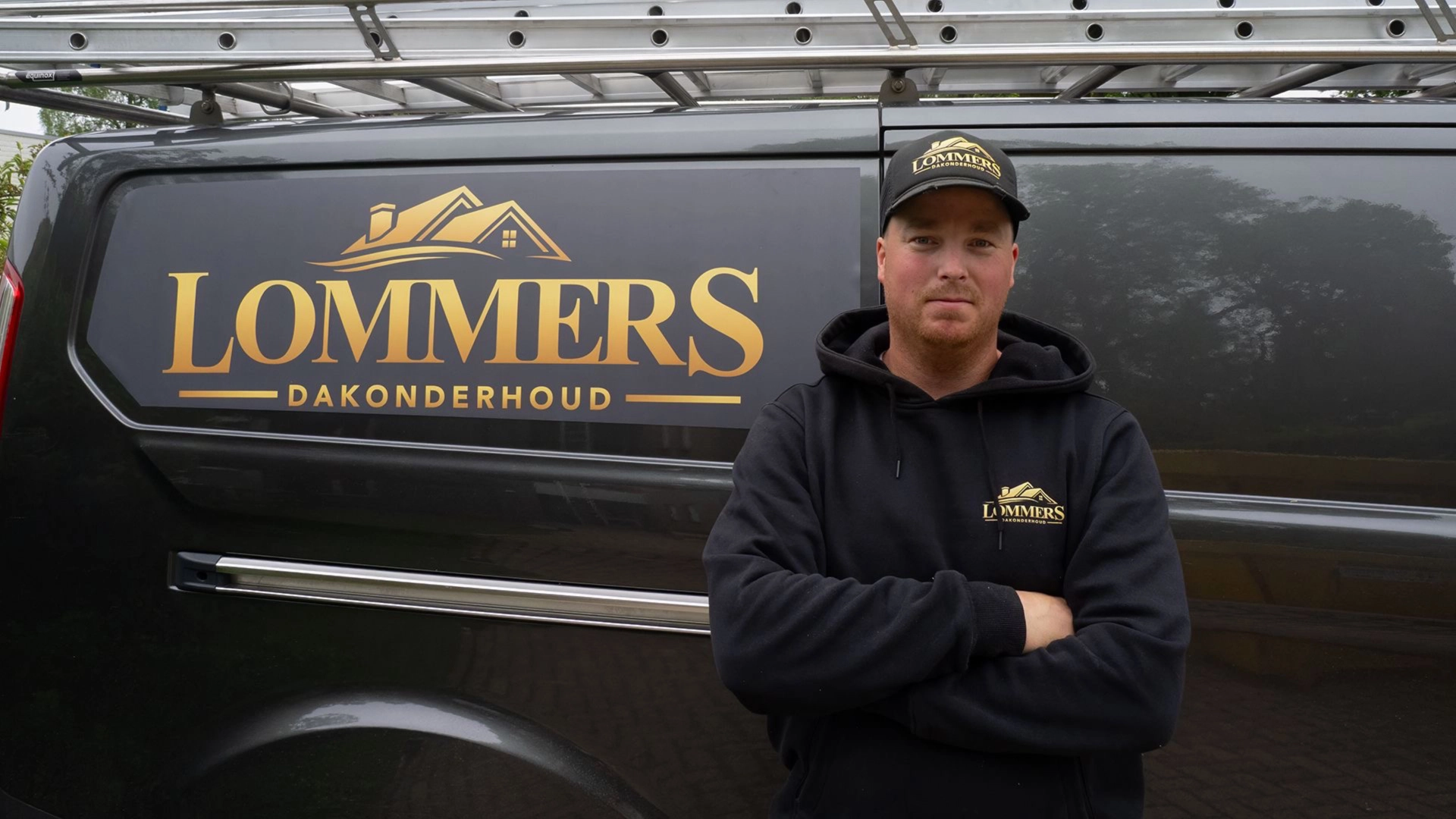 Kees Lommers, eigenaar van Lommers Dakonderhoud, voor de bedrijfsbus
